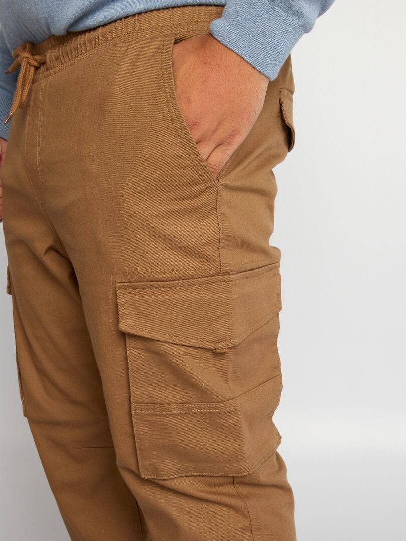 Pantalón con bolsillos en los laterales MARRON - Kiabi
