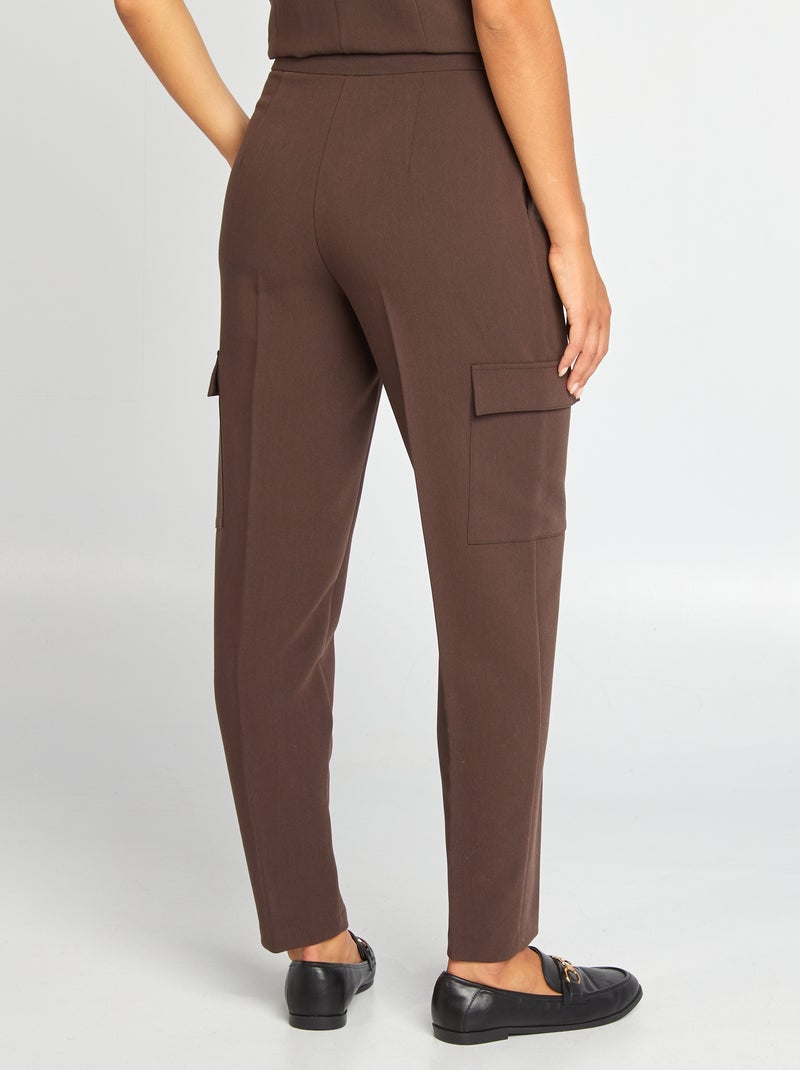 Pantalón con bolsillos en los laterales MARRON - Kiabi