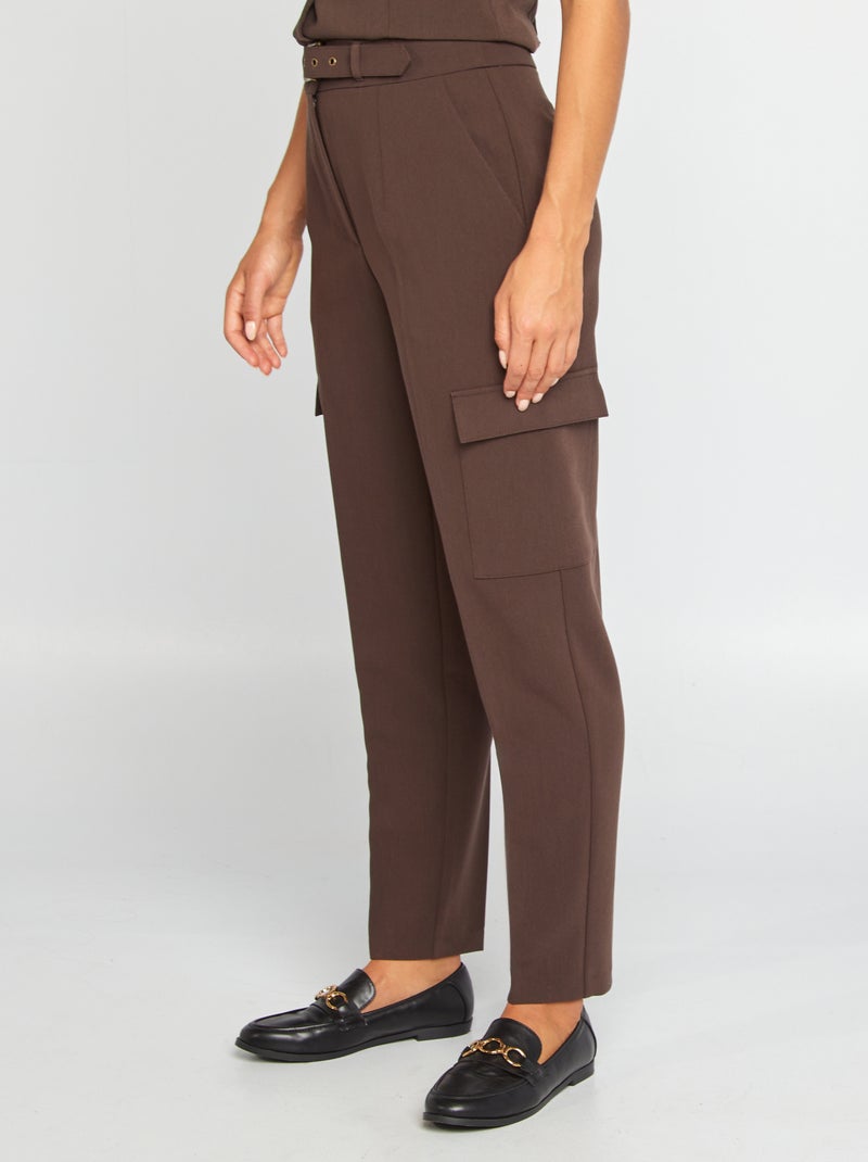 Pantalón con bolsillos en los laterales MARRON - Kiabi