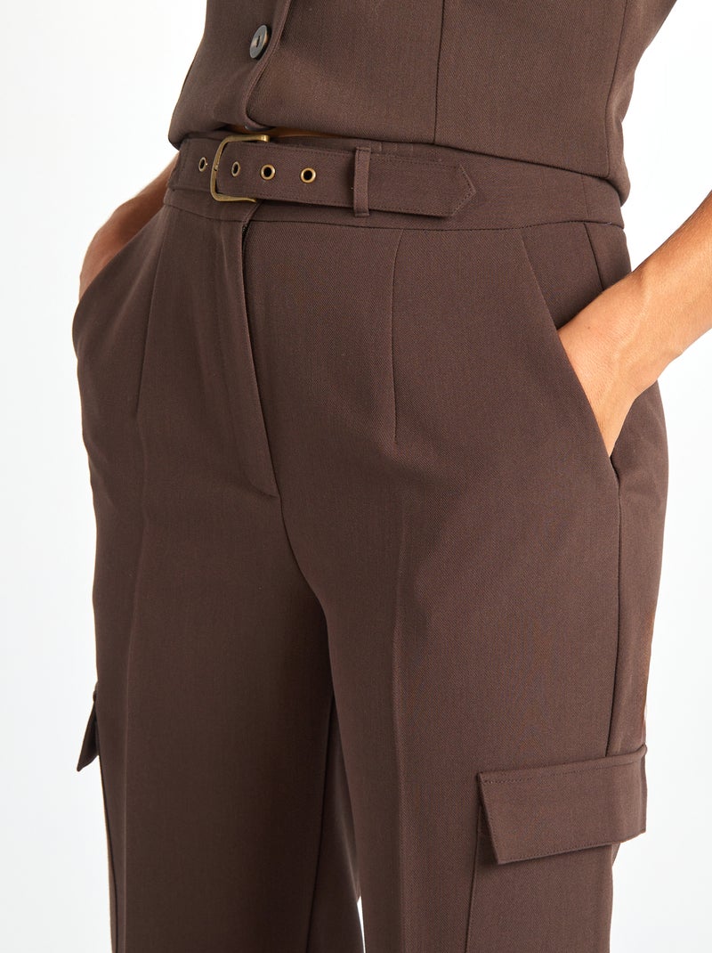 Pantalón con bolsillos en los laterales MARRON - Kiabi