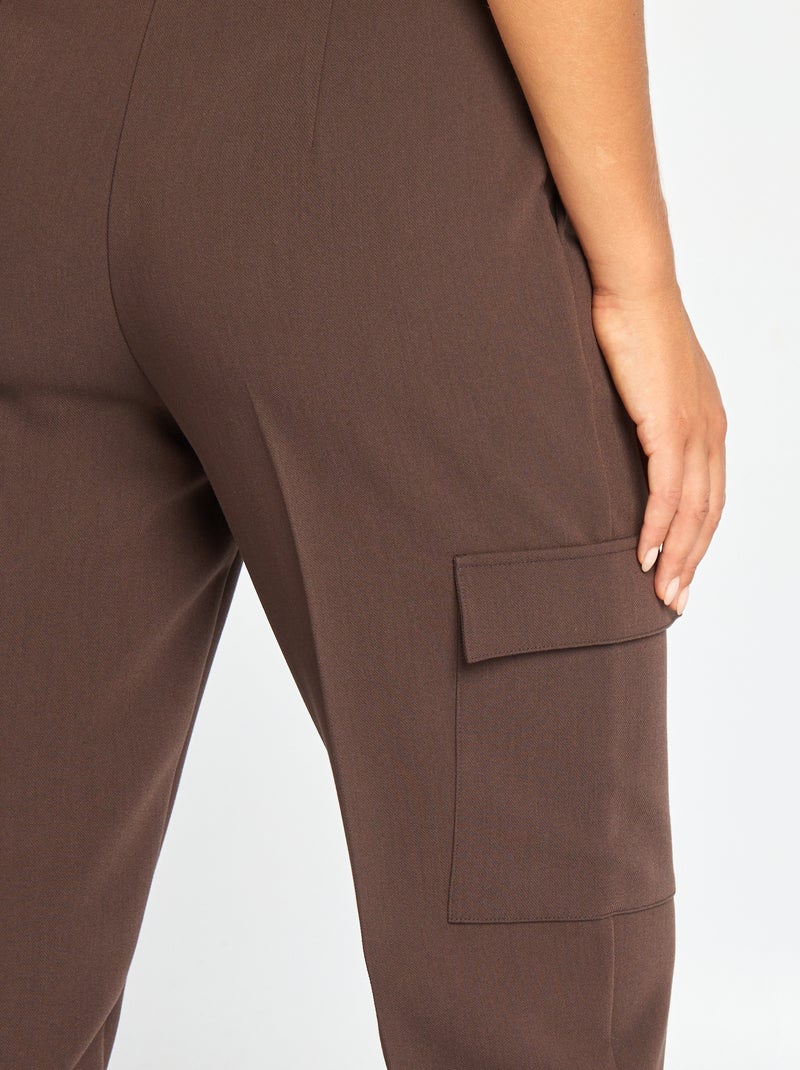 Pantalón con bolsillos en los laterales MARRON - Kiabi