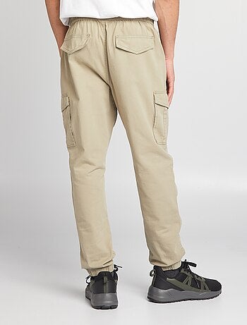 Pantalón con bolsillos en los laterales