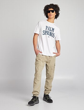 Pantalón con bolsillos en los laterales