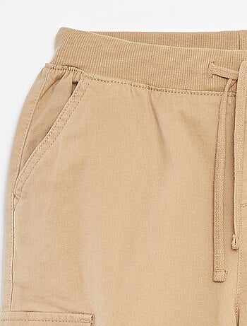 Pantalón con bolsillos y cintura ajustable