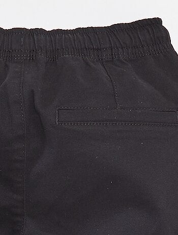 Pantalón con bolsillos y cintura ajustable