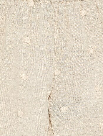 Pantalón con bordados de flores