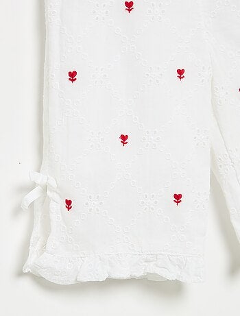 Pantalón con lazos decorativos y bordados ingleses