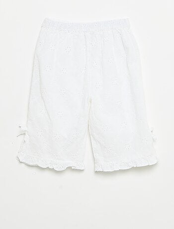 Pantalón con lazos decorativos y bordados ingleses
