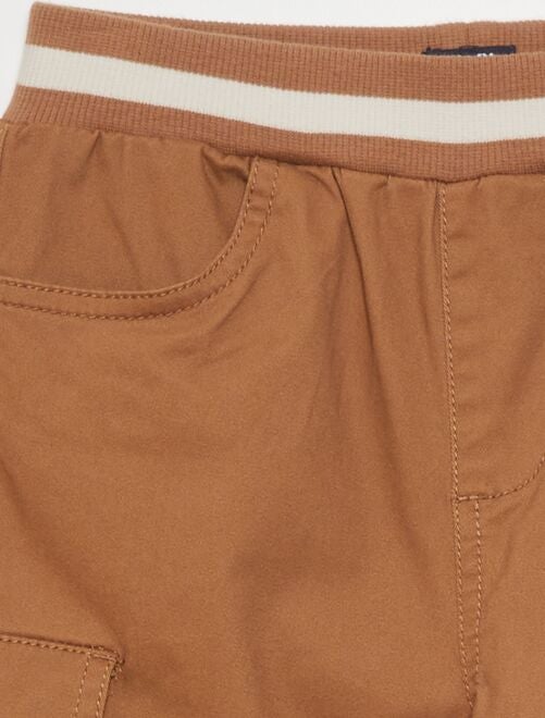 Pantalón con múltiples bolsillos - Corte más ajustado - Kiabi