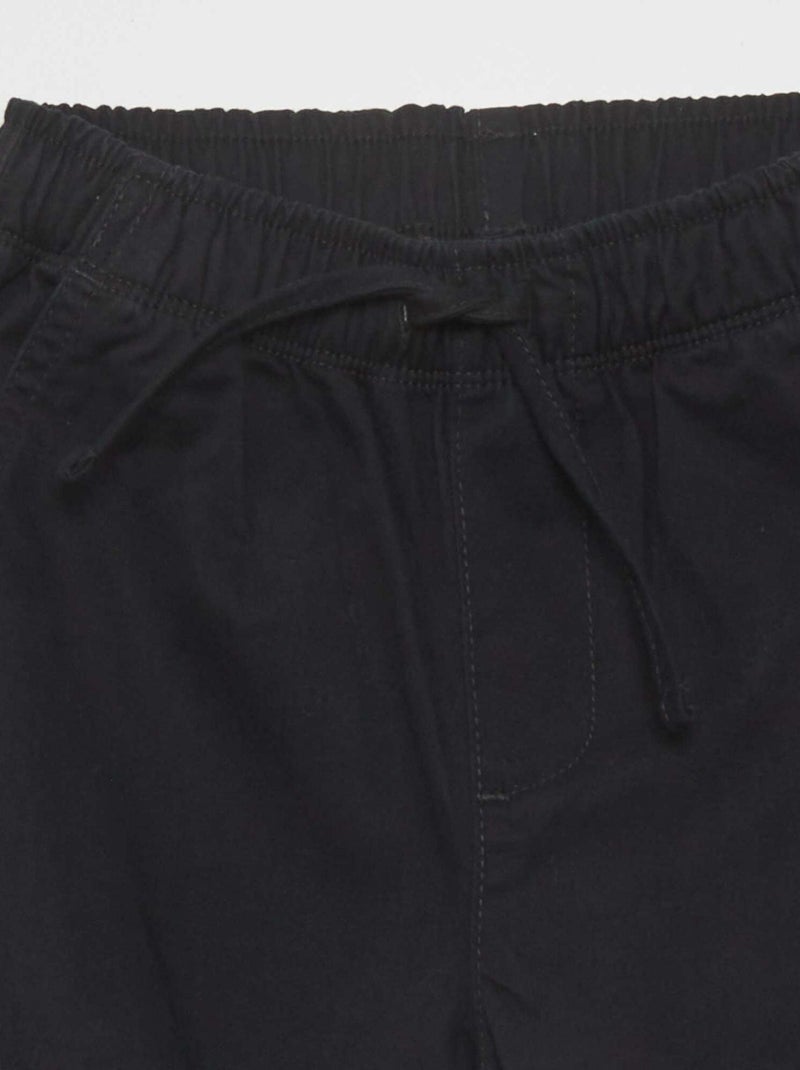 Pantalón con múltiples bolsillos - Corte más ajustado negro - Kiabi