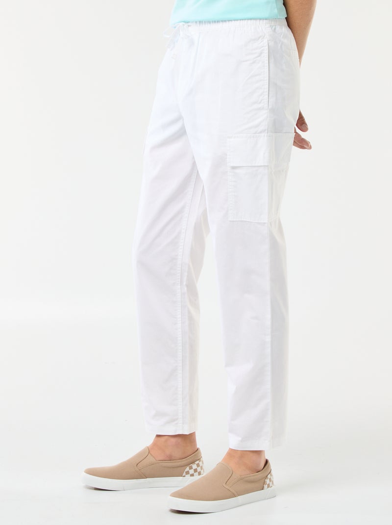 Pantalón con múltiples bolsillos con cintura elástica + cordones blanco - Kiabi