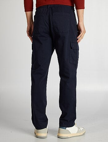 Pantalón con múltiples bolsillos corte recto