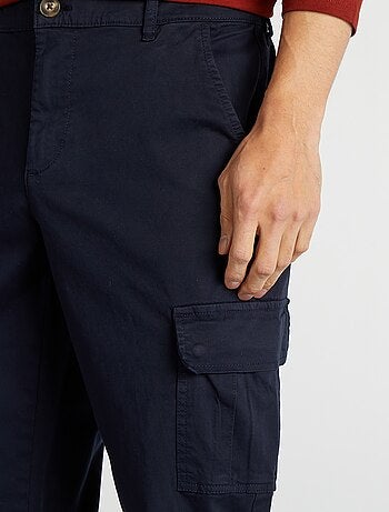 Pantalón con múltiples bolsillos corte recto