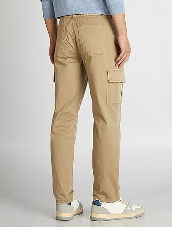 Pantalón con múltiples bolsillos corte recto