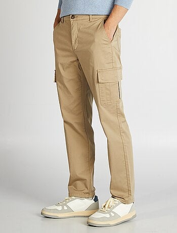 Pantalón con múltiples bolsillos corte recto