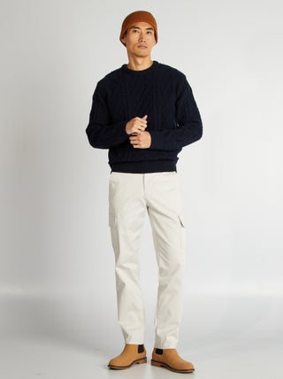 Pantalón con múltiples bolsillos corte recto
