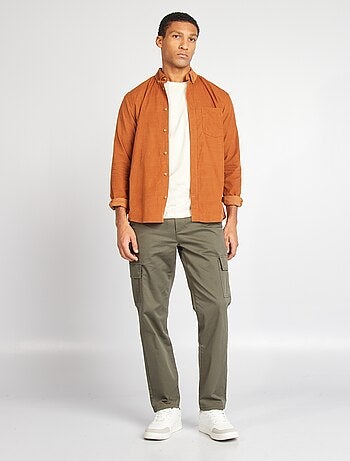 Pantalón con múltiples bolsillos corte recto