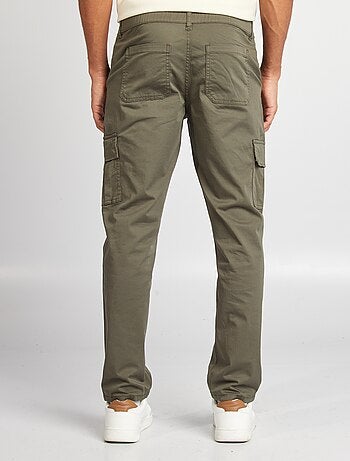 Pantalón con múltiples bolsillos corte recto