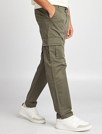 Pantalón con múltiples bolsillos corte recto