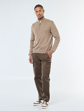 Pantalón con múltiples bolsillos corte recto