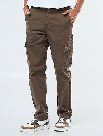 Pantalón con múltiples bolsillos corte recto