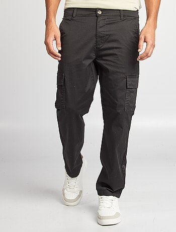Pantalón con múltiples bolsillos corte recto
