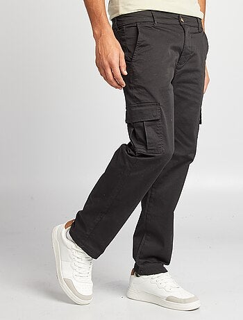 Pantalón con múltiples bolsillos corte recto