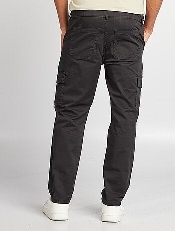 Pantalón con múltiples bolsillos corte recto