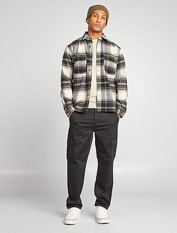 Pantalón con múltiples bolsillos corte recto