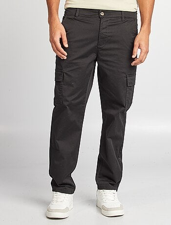Pantalón con múltiples bolsillos corte recto