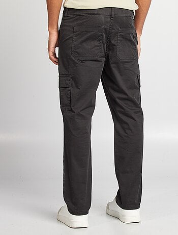 Pantalón con múltiples bolsillos corte recto