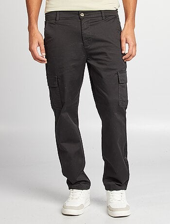 Pantalón con múltiples bolsillos corte recto