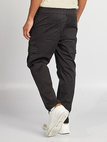 Pantalón con múltiples bolsillos corte recto