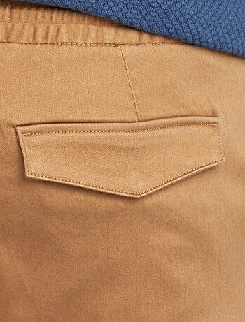 Pantalón con múltiples bolsillos