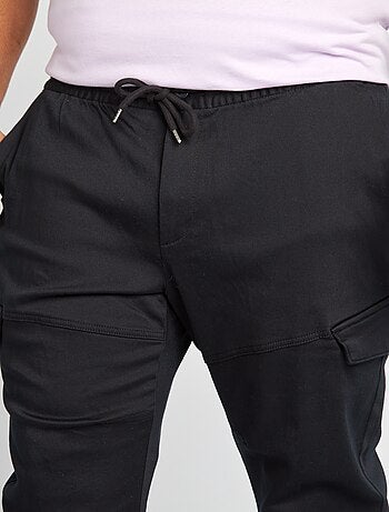 Pantalón con múltiples bolsillos