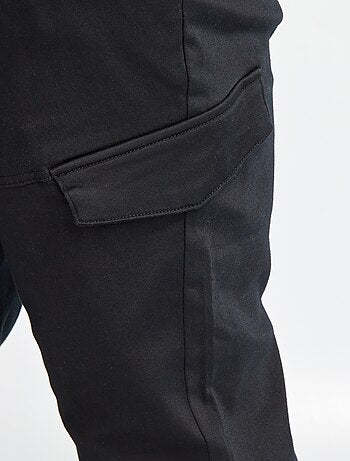 Pantalón con múltiples bolsillos