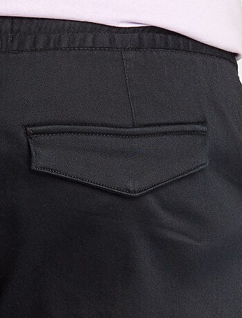 Pantalón con múltiples bolsillos