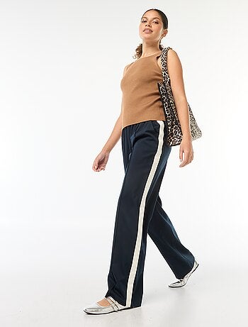 Pantalón con pinzas y bandas laterales