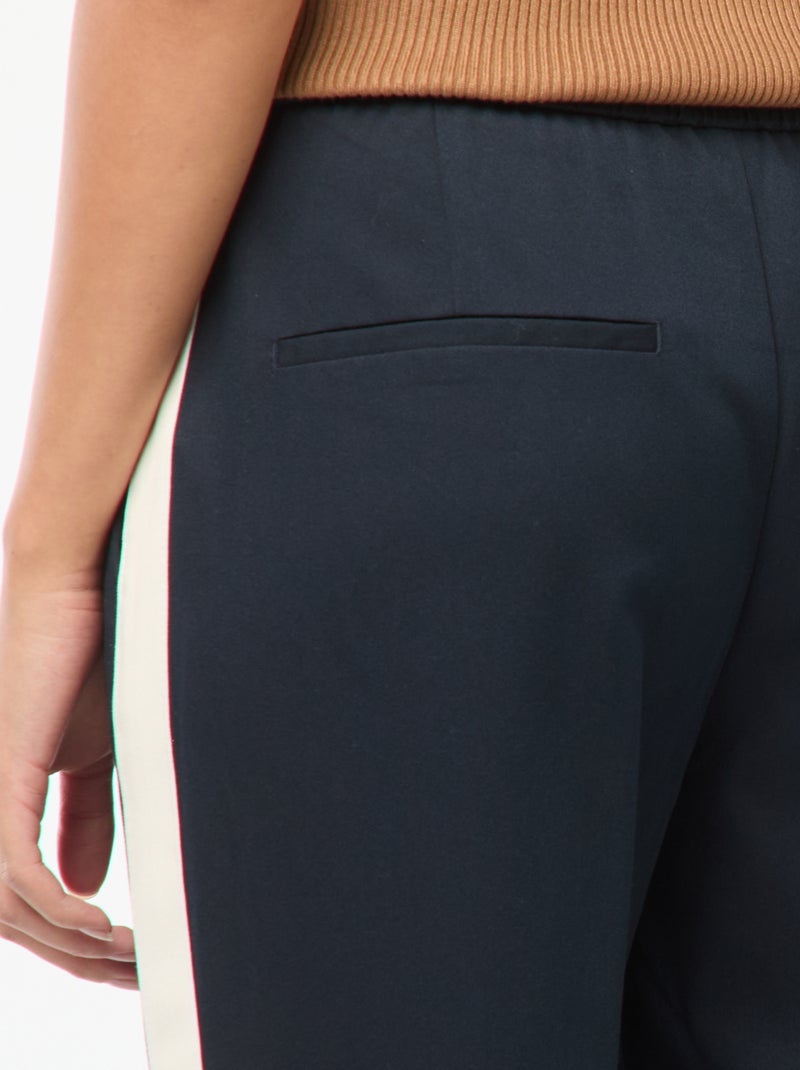 Pantalón con pinzas y bandas laterales Azul - Kiabi