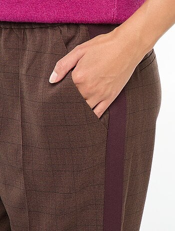 Pantalón con pinzas y bandas laterales