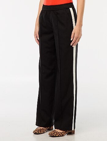 Pantalón con pinzas y bandas laterales