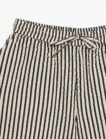 Pantalón corto a rayas con cordones ajustables