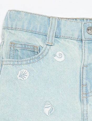 Pantalón corto bordado de vaquero