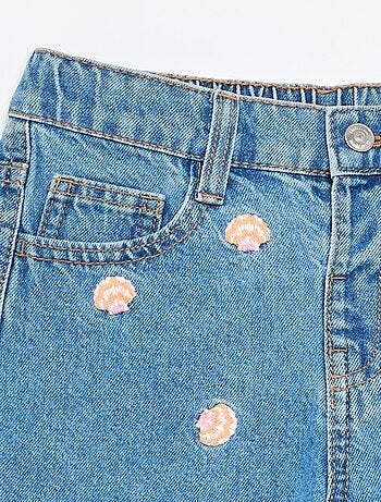 Pantalón corto bordado de vaquero