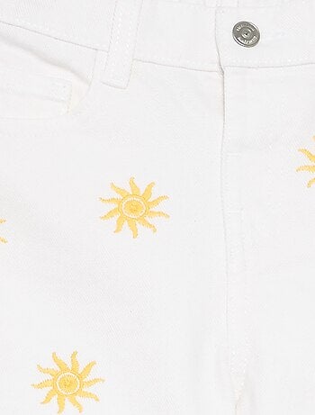 Pantalón corto bordado de vaquero