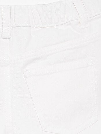 Pantalón corto bordado de vaquero