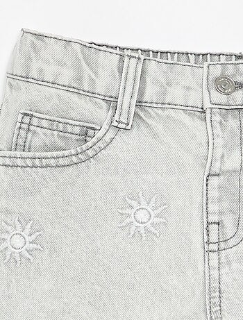 Pantalón corto bordado de vaquero