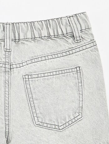 Pantalón corto bordado de vaquero