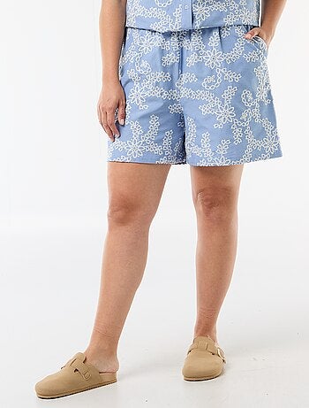 Pantalón corto con bordados florales