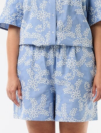 Pantalón corto con bordados florales